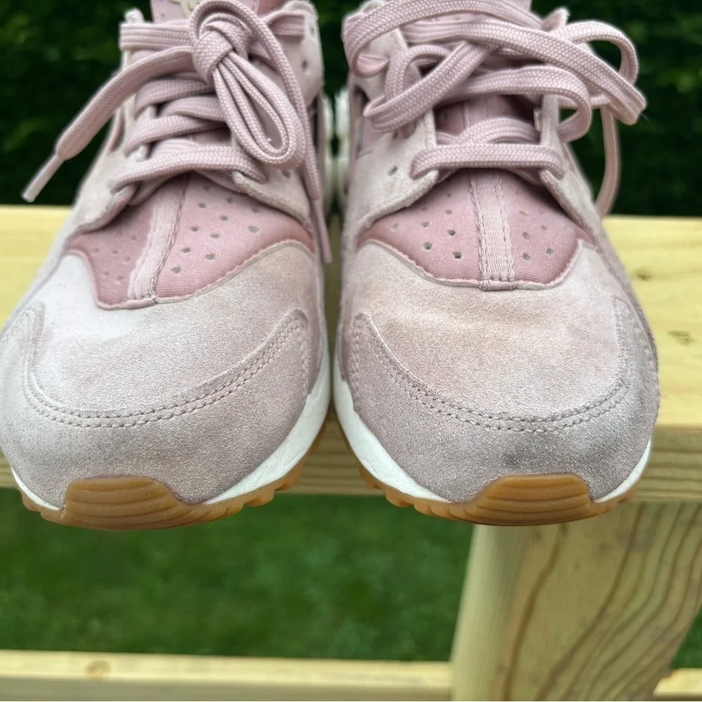 Nike Air Haurache Run in Particle Pink Suede Sneaker Sz 8